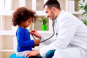 Um medico examinando uma criança